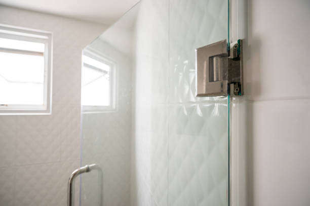 ぬれた地帯のための浴室のガラスドアのドアの蝶番-プロダクトで表示するか、またはモンタージュに使用できる - bathroom shower glass contemporary ストックフォトと画像