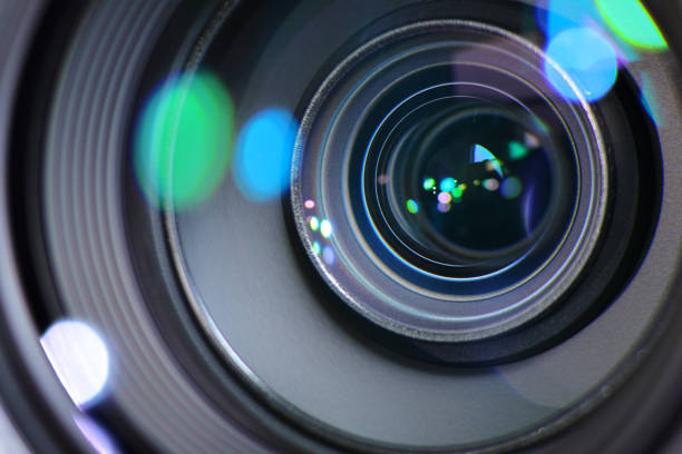 zoom avant ou arrière de la caméra pour cibler une image nette et capturer une photo ou une vidéo - lens camera focus aperture photos et images de collection