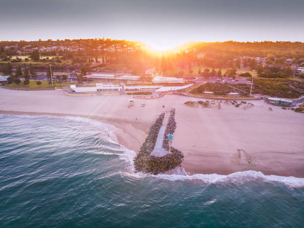 シティビーチ、パース、西オーストラリア。 - beach sunrise waterbreak sea ストックフォトと画像