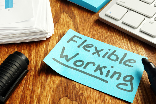 Concepto de política de trabajo flexible. Pedazo de papel en la mesa. photo
