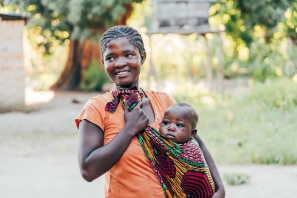 madre africana con figlio piccolo - republic of malawi foto e immagini stock