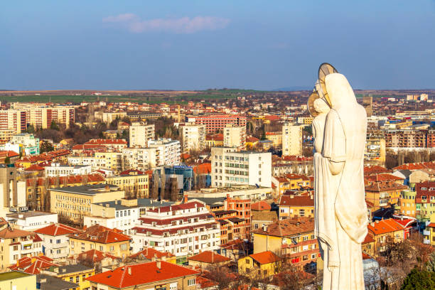 podwyższony widok na miasto haskovo, bułgaria i pomnik najświętszej matki bożej, najwyższy posąg matki boskiej na świecie - virgin records zdjęcia i obrazy z banku zdjęć
