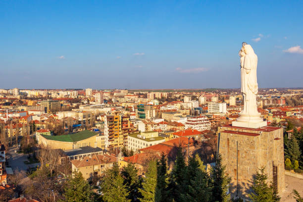 podwyższony widok na miasto haskovo, bułgaria i pomnik najświętszej matki bożej, najwyższy posąg matki boskiej na świecie - virgin records zdjęcia i obrazy z banku zdjęć