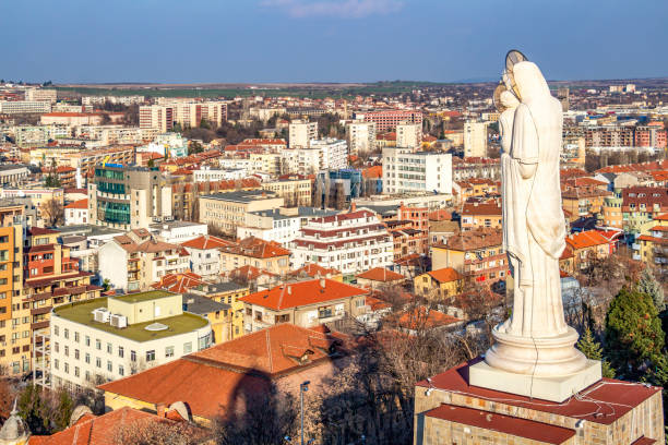 podwyższony widok na miasto haskovo, bułgaria i pomnik najświętszej matki bożej, najwyższy posąg matki boskiej na świecie - virgin records zdjęcia i obrazy z banku zdjęć