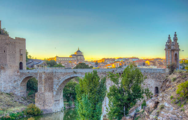 vista al tramonto del ponte al tramonto sul fiume tajo a toledo, spagna - alcantara bridge foto e immagini stock