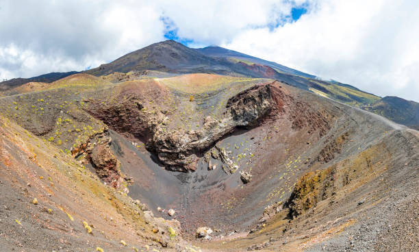 paisagem vulcânica pitoresca da montagem etna, sicília, italy - volcano fumarole stone vulcanology - fotografias e filmes do acervo
