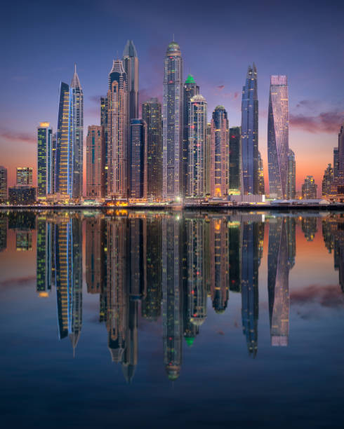 skyline города дубая с самыми высокими жилыми зданиями в мире - dubai skyline united arab emirates finance стоковые фото и изображения