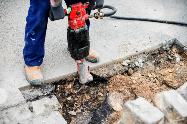 pracownik i jego młot pneumatowy - jackhammer road construction construction worker road zdjęcia i obrazy z banku zdjęć