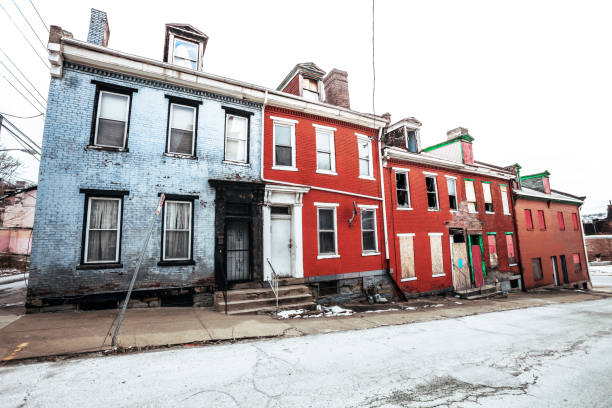 casas abandonadas-uptown pittsburgh, pa - row house townhouse house in a row fotografías e imágenes de stock