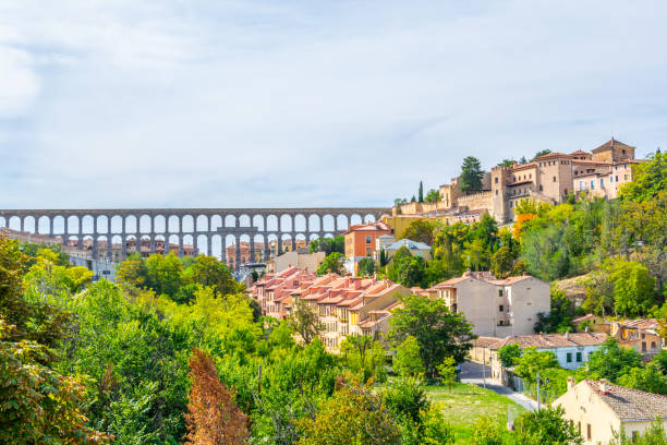 вид на город сеговия в испании - castile and leon стоковые фото и изображения