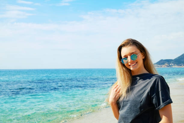 istock Cute girl having fun on a tropical vacation. 1139277593