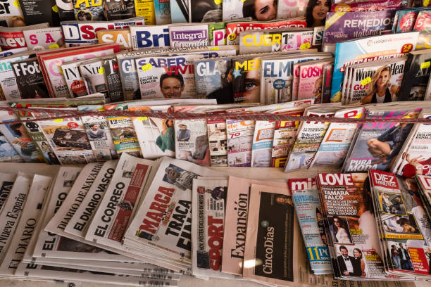 kiosque de magazines et de journaux - newspaper headline technology color image photography photos et images de collection