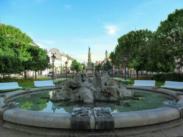 pool der tierkreiszeichen brunnen vor dem hintergrund der marianischen und dreifaltigkeitssäule in kosice - immaculata stock-fotos und bilder