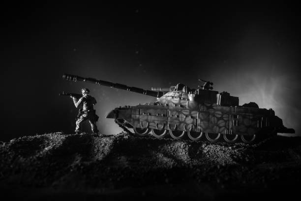War Concept. Military silhouettes fighting scene on war fog sky background, Silhouette of armored vehicle below Cloudy Skyline At night. Attack scene. Tanks battle. Artwork decoration concepto de guerra. siluetas militares de la escena de combate en el fondo del cielo niebla de guerra, la guerra mundial de tanques alemanes siluetas por debajo de horizonte nublado en la noche. escena de ataque. vehículos blindados. tanques batalla