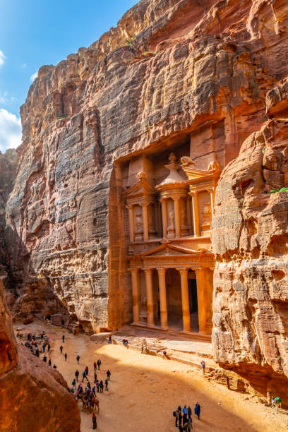 túmulo de al khazneh também chamado de tesouro em petra, jordânia - ancient civilization ancient traditional culture vertical - fotografias e filmes do acervo