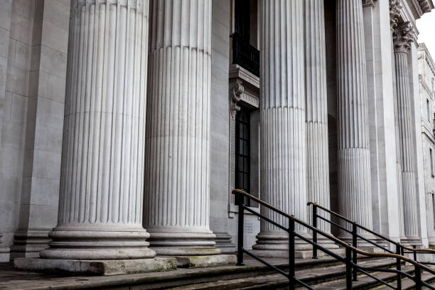 row of columns - column base strength courthouse imagens e fotografias de stock