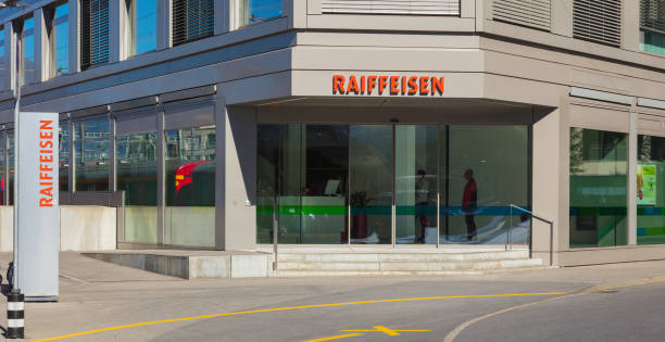 office of the raiffeisen bank in the city of chur - chur imagens e fotografias de stock