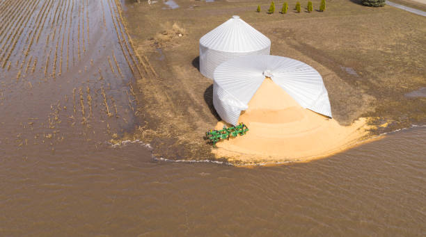 iowa farm silo burst durch midwest überschwemmungen desaster märz 2019 - crop damage stock-fotos und bilder
