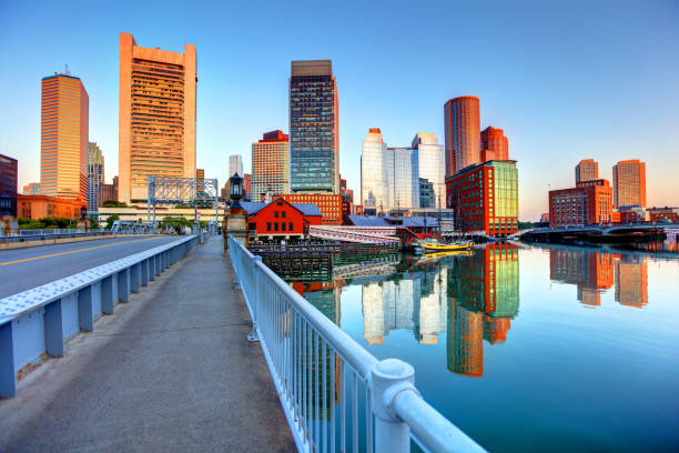 panoramę bostonu wzdłuż fort point - boston skyline harbor city zdjęcia i obrazy z banku zdjęć