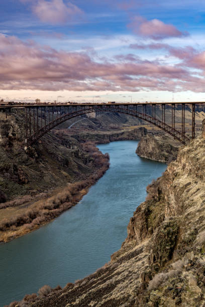 スネーク川とアイダホ州の双子の滝の近くにある有名なペリーヌ橋 - snake river canyon ストックフォトと画像