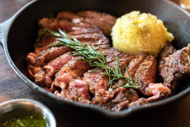 鉄板焼きリブアイをスライスしたミディアムレアステーキ。 - rib eye steak steak beef prepared potato ストックフォトと画像