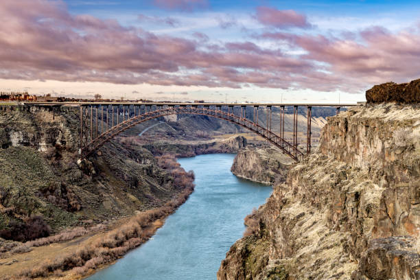 klassischer blick auf die ikonische perrine-brücke mit dem schlangenfluss, der darunter fließt - snake river canyon stock-fotos und bilder