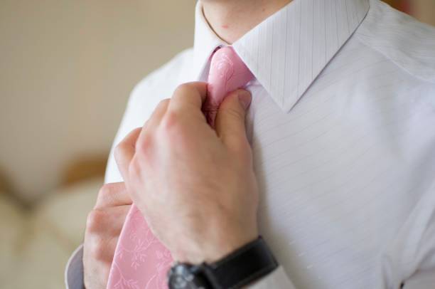 남자는 그의 넥타이를 수정 - necktie pink shirt luxury 뉴스 사진 이미지
