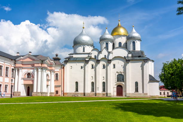 kathedrale st. sophia, veliky nowgorod, russland - novgorod stock-fotos und bilder