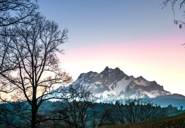 le mont pilatus, un massif montagneux dominant la ville de lucerne en suisse centrale. il est composé de plusieurs pics, dont le plus élevé est nommé tomlishorn. - named town photos et images de collection