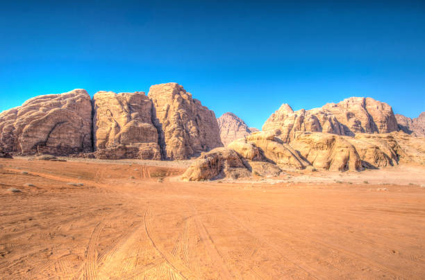 ヨルダンのワディ・ラム砂漠の風景 - east middle road desert ストックフォトと画像