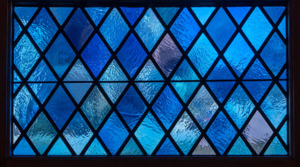 アメリカカトリック教会のステンドグラスの窓の青いひし形のペイン - christianity church indoors illuminated ストックフォトと画像
