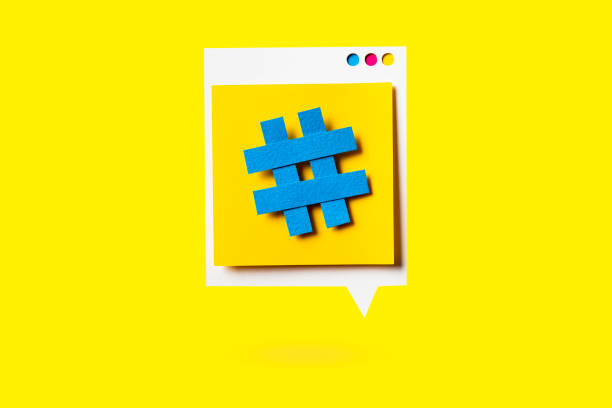 papierausschnitt des hashtag-symbols auf einer gelben sprechblase auf gelbem hintergrund. konzept der sozialen medien und des digitalen marketings. - konzepte grafiken stock-fotos und bilder