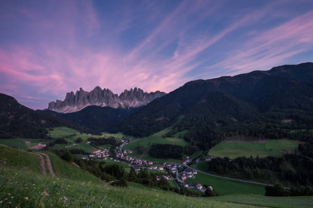 cidade italiana pequena da montanha de st. magdalena em val di funes no por do sol - altoadige - fotografias e filmes do acervo