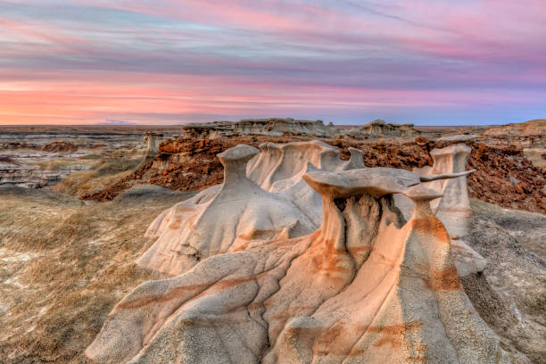 coucher de soleil alien de grès dans les badlands de bisti - san juan county photos et images de collection