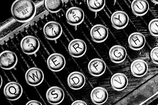 Máquina de escribir antigua-una máquina de escribir antigua mostrando teclas QWERTY tradicionales I photo