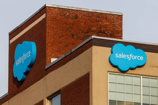 salesforce ビルディングの外観。salesforce は、統合ソフトウェア、顧客データ、および smb iii への投資を継続する予定です。 - paas ストックフォトと画像