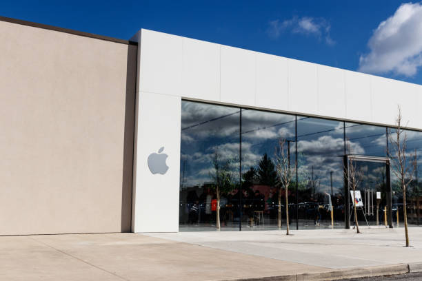 apple store retail mall location. apple sells and services the iphone, ipad, imac and macintosh computers i - ipad imac industry apple computers imagens e fotografias de stock