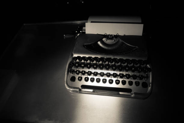 어두운 안개 배경에 오래 된 패션 typewritter 닫 다의 포도 수확 typewritter 기계 - typewriter journalist newspaper obsolete 뉴스 사진 이미지