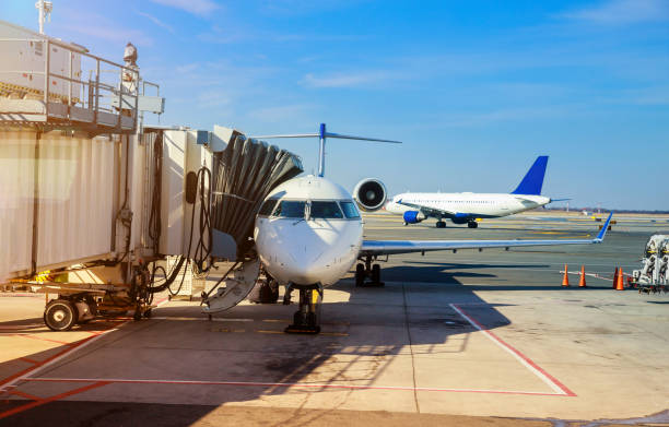 vista frontal del avión aterrizado en un terminal del aeropuerto internacional john f. kennedy - landed airplane travel commercial airplane fotografías e imágenes de stock