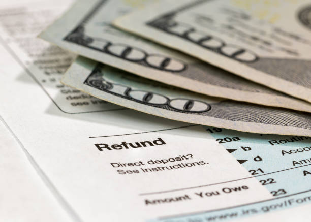 preparing income tax return - tax tax form refund financial advisor imagens e fotografias de stock