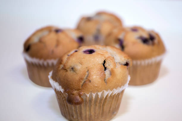 白で隔離されたブルーベリーマフィン - muffin blueberry muffin blueberry isolated ストックフォトと画像