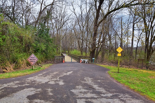 Sendero y señales de advertencia a lo largo de los senderos de Shelby Bottoms Greenway y el área natural del río Cumberland, Music City Nashville, Tennessee. Estados Unidos. photo