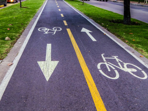 ボゴタコロンビアの反作用緑の草と歩道の自転車道 (cicloruta) - cycling bicycle healthy lifestyle green ストックフォトと画像