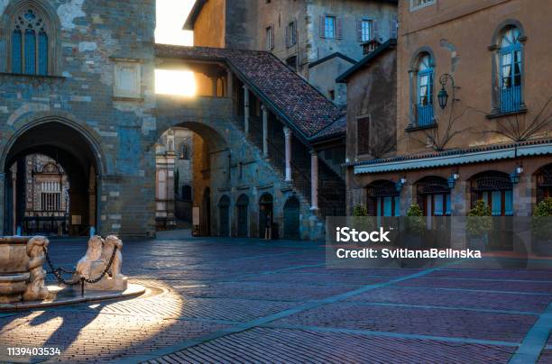 Bergamo Italien Die Alte Stadtlandschaft Am Alten Hauptplatz Stockfoto und mehr Bilder von Bergamo