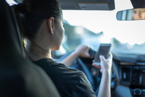 문자 메시지 및 운전. 여자는 바퀴 뒤에 전화를 사용 하 여. - driving text messaging accident danger 뉴스 사진 이미지