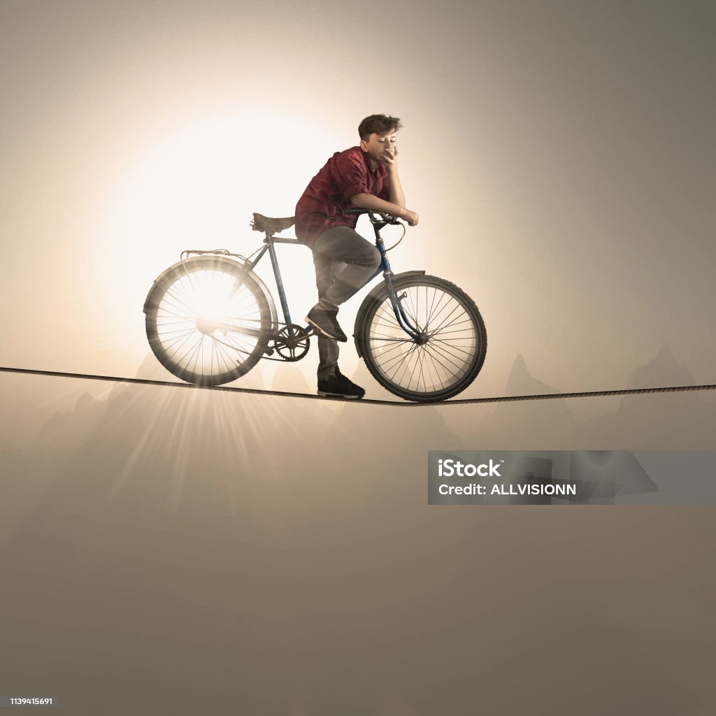 Junger Mann Mit Dem Fahrrad Auf Einem Seil In Hoher Höhe Stehen Stockfoto  und mehr Bilder von Fahrrad - iStock