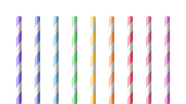 흰색 배경에 고립 된 다채로운 마시는 빨 대. 종이 재료로 만든 음료 튜브. (클리핑 패스) - drinking straw striped isolated nobody 뉴스 사진 이미지