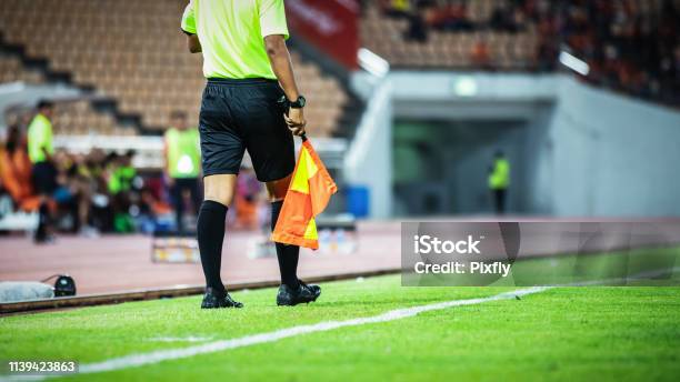 Photo libre de droit de Action De Larbitre Assistant De Linesman Dans Le Stade De Football Pendant Le Match banque d'images et plus d'images libres de droit de Hors-jeu