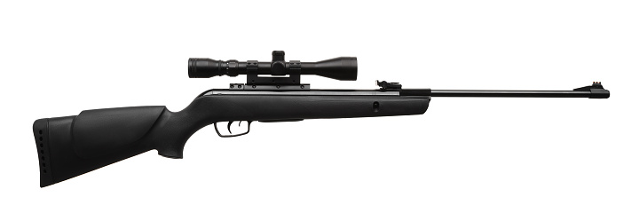 rifle neumático con vista óptica aislada sobre fondo blanco photo