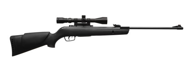 rifle neumático con vista óptica aislada sobre fondo blanco - francotirador fotografías e imágenes de stock